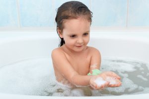 bain moussant pâte à modeler enfant joie liberté activité ludique pour les enfants